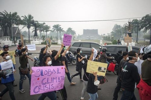 Gần 900.000 người gặp vấn đề hô hấp vì khói bụi cháy rừng Indonesia
