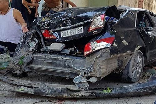 Ôtô tải trôi dốc, ủi nát hàng loạt xe bên đường