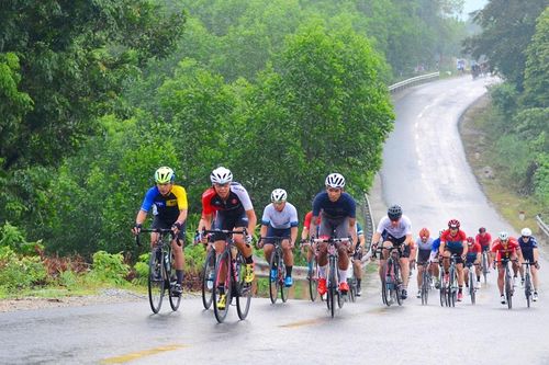 Vận động viên Thái Lan gặp tai nạn trên đường đua xe đạp thể thao Coupe de Hue 2019