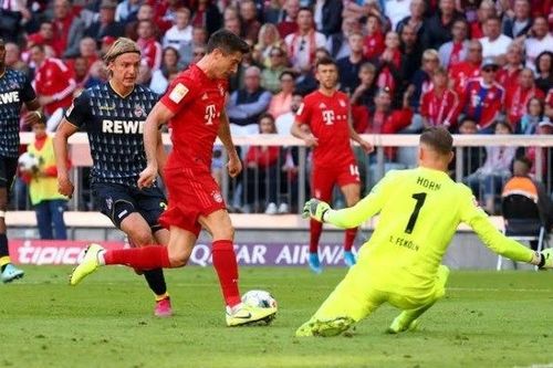 Lewandowski san bằng kỷ lục tồn tại hơn 50 năm ở Bundesliga