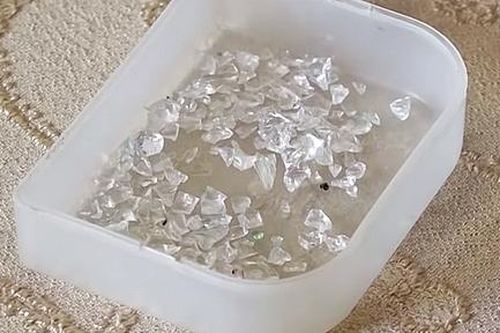 Cô gái Amernia khóc ra 50 dị vật như thủy tinh mỗi ngày