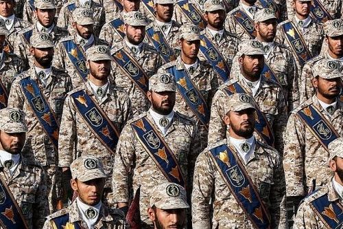 Iran diễu binh phô diễn các năng lực quân sự