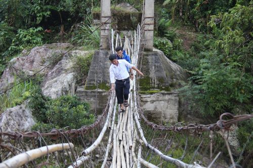 Vào rừng sâu 'bắt' từng học trò ra lớp