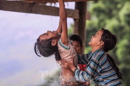 Gương mặt ngây thơ của trẻ em Hà Nhì ở Y Tý