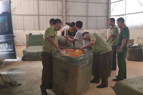 Lạng Sơn: Tạm giữ lô hàng quần áo nghi nhập lậu