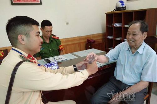 Cảnh sát giao thông Hà Nội nhờ mạng xã hội tìm nhà giúp cụ ông đi lạc
