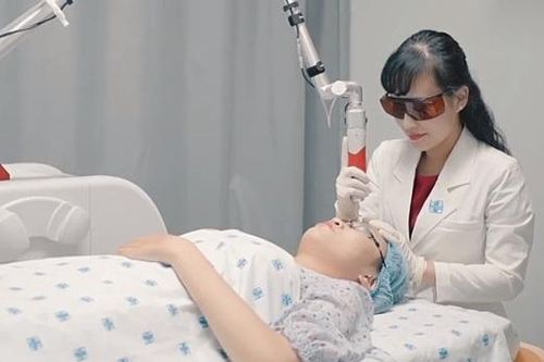 Hư da mặt do muốn trẻ hóa bằng công nghệ Laser ở thẩm mỹ viện 'dỏm'