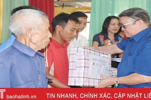 Chủ tịch Hội Nông dân Việt Nam trao quà người dân vùng lũ Hà Tĩnh