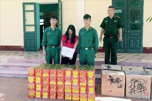 Chuyển 144 kg pháo từ Trung Quốc về Việt Nam cho người thân, bạn bè chơi Tết