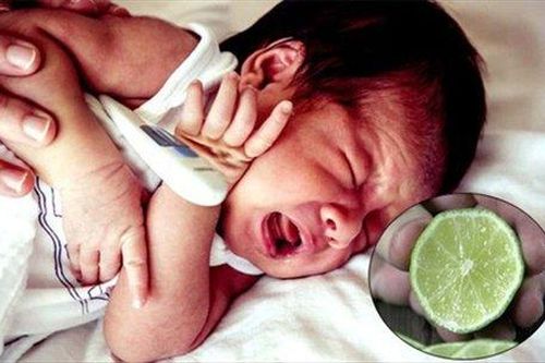 Mẹ trẻ khoe vắt chanh vào miệng con để chữa hạ sốt