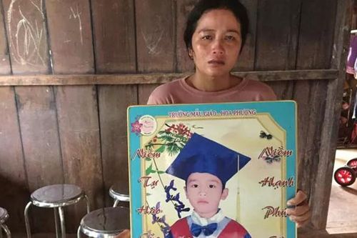 Soi đèn giữa đêm tìm kiếm bé trai 10 tuổi nghi bị nước cuốn mất tích