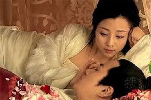 Kỳ lạ vị đoàng đế bắt vợ khỏa thân cho đại thần trong cung chiêm ngưỡng