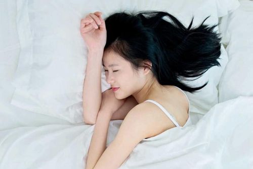 Áp dụng 5 cách này để giúp cột sống thẳng khi nằm ngủ