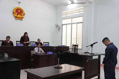 Đòi nợ giùm bằng... dao!