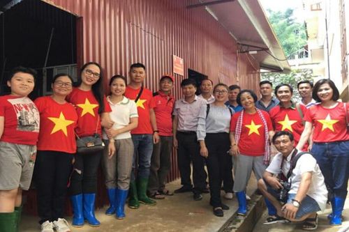 Trao quà cho học sinh tiểu học xã Nậm Chày