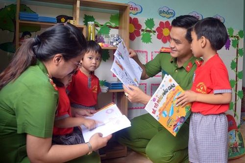Tuổi trẻ Công an Quảng Nam tổ chức chương trình 'Cùng em đến trường'