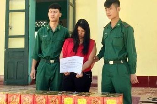 Dùng xe bò kéo 150 kg pháo từ Trung Quốc mang về quê