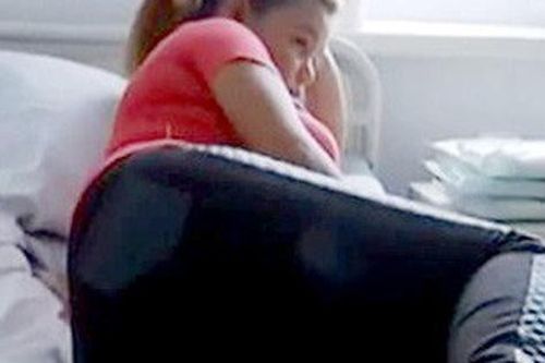 Bà mẹ nhí 12 tuổi đã sinh con cho bạn trai, mẹ cô bé lên chức bà ngoại khi mới 27 tuổi