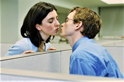 10 tiếng/ngày ở văn phòng, không crush đồng nghiệp thì yêu ai đây