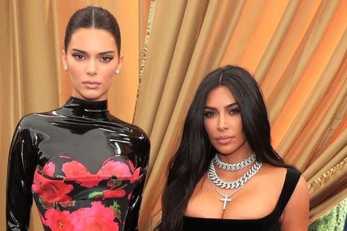 Kim Kardashian mặc sexy, biểu cảm lạnh lùng bên Kendall Jenner