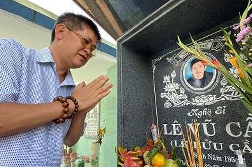 Phước Sang và nhiều nghệ sĩ tới viếng mộ diễn viên Lê Vũ Cầu