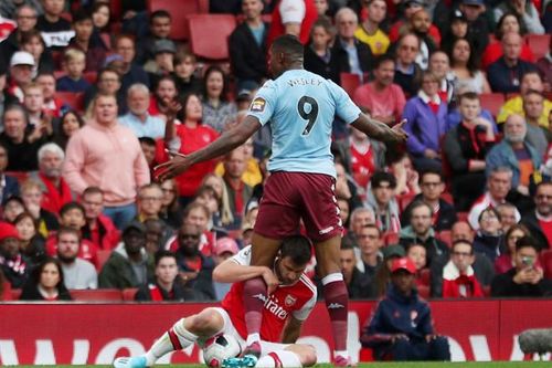 Sao Arsenal ôm chân đối thủ rồi lăn ra ăn vạ