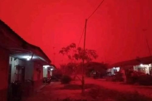 Bầu trời ở Indonesia biến thành màu đỏ do khói mù dày đặc