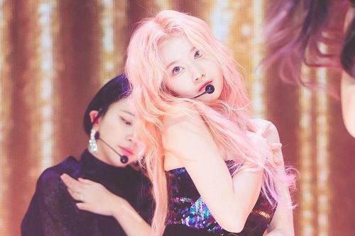 TWICE lột xác, thực hiện vũ đạo gợi cảm trong ngày trở lại