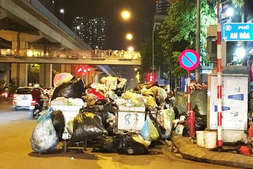 Đường Trần Phú vẫn ngổn ngang xe rác