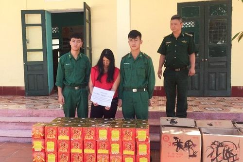 Dùng xe bò chuyển gần 150 kg pháo về quê cho người thân