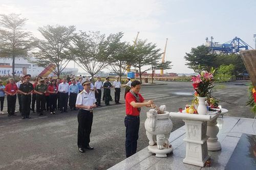 Đoàn đại biểu TPHCM thăm cán bộ, chiến sĩ và nhân dân trên các đảo vùng biển Tây Nam