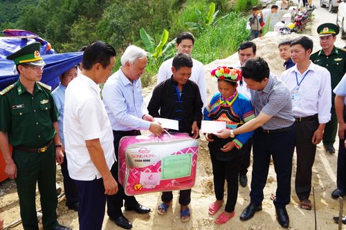 Phó Chủ tịch Quốc hội Uông Chu Lưu thăm, tặng quà tại Hà Giang