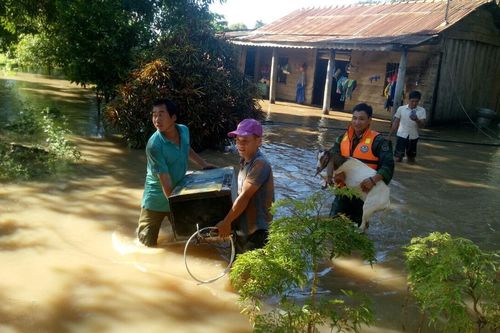 Triển khai lực lượng giúp dân bị ngập lụt trên địa bàn biên giới tỉnh Đắk Lắk