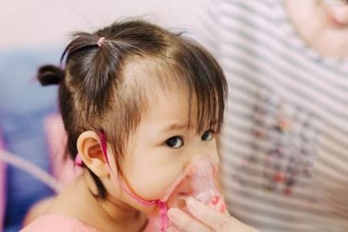 Gia tăng trẻ em nhập viện do thay đổi thời tiết