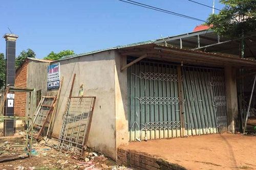 Chém chết 'kẻ địch' đang trong vòng tay vợ mình