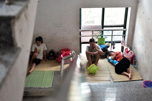 Sự thật khiến nhiều người cay mắt phía sau bức tường loang lổ, chi chít chữ ở viện E