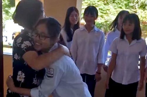 Học sinh cấp 3 ngượng ngùng khi lần đầu ôm chào cô giáo