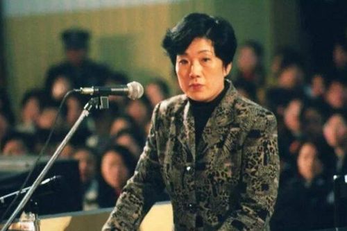 Nữ cục trưởng TQ dâm đãng, ngủ với cả sếp lẫn nhân viên