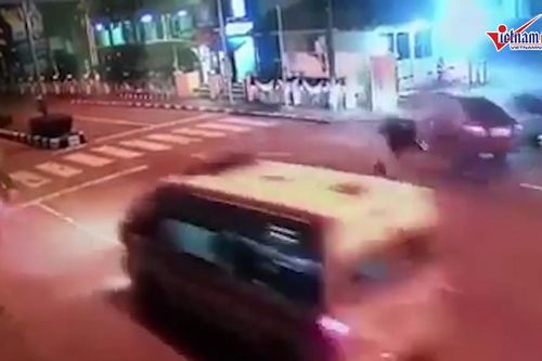 Xe máy phóng tốc độ kinh hoàng, đâm thẳng vào ô tô