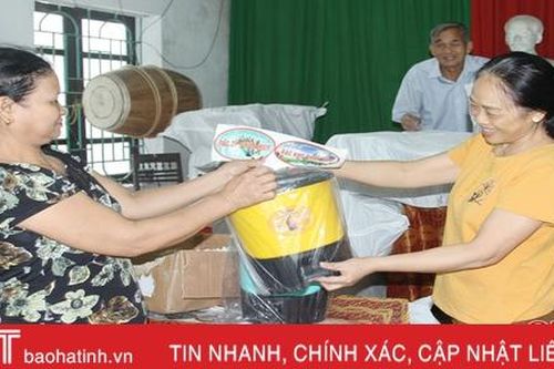 Thành phố Hà Tĩnh phát hơn 16.000 giỏ phân loại rác thải cho người dân