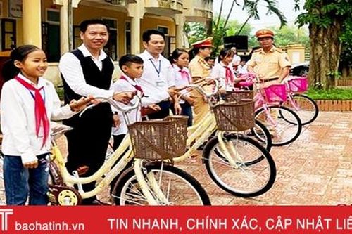MC Việt Hồ và các mạnh thường quân tặng quà cho học sinh vùng lũ Hương Khê