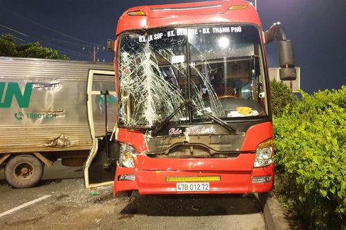 Tai nạn liên hoàn khiến hàng chục hành khách la hét hoảng loạn