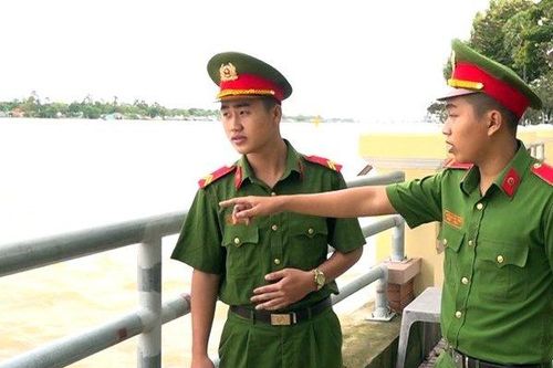 Hai chiến sĩ lao xuống sông giải cứu người phụ nữ trầm mình tự vẫn