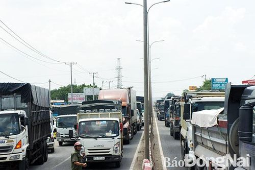 2 xe tải va chạm trên đường tránh TP.Biên Hòa