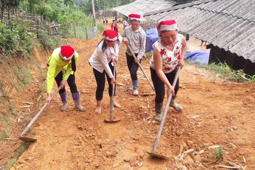 Căng cờ búa liềm trên dãy Hoàng Liên