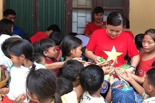 Sẻ chia với người dân và học sinh nghèo vùng mưa lũ miền Trung