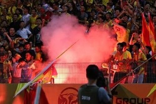 Khởi tố đối tượng bắn pháo sáng tại sân Hàng Đẫy