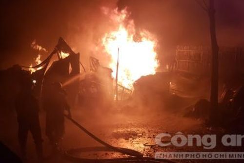 'Bà hỏa' thiêu rụi hàng trăm mét vuông công ty nhựa ở Sài Gòn