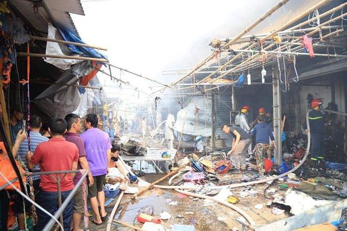 Chợ Tó ở ngoại thành Hà Nội bốc cháy, nhiều gian hàng bị thiêu rụi