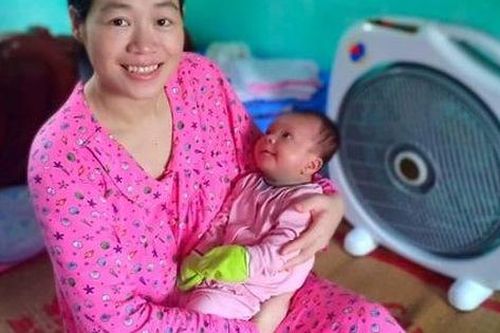 Nước mắt người phụ nữ có con sau 11 năm chiến đấu với ung thư máu